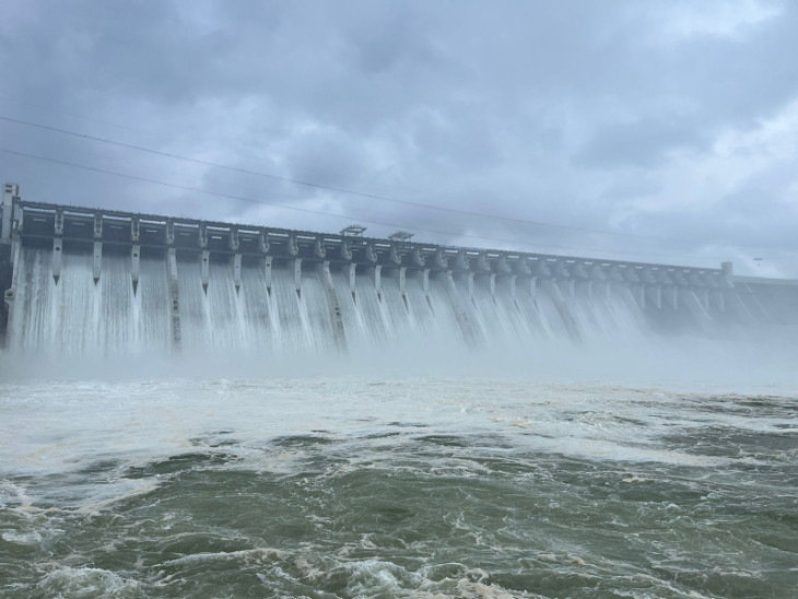 10 gates of Narmada Dam will be opened by noon | ગુજરાતીઓ આનંદો: નર્મદા  ડેમના 23 દરવાજા 5.60 મીટર સુધી ખોલાયા, 12.90 લાખ ક્યૂસેકની આવક, 5.60 લાખ  ક્યૂસેક નદીમાં જાવક ...