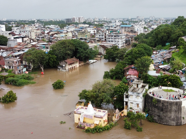 Roudra form of Narmada, floods in 7 districts | ભરૂચમાં ગોલ્ડન બ્રિજ પર 53 વર્ષનો રેકોર્ડ તોડીને નર્મદાનું નીર 41.85 ફૂટ સુધી પહોંચ્યું - Divya Bhaskar