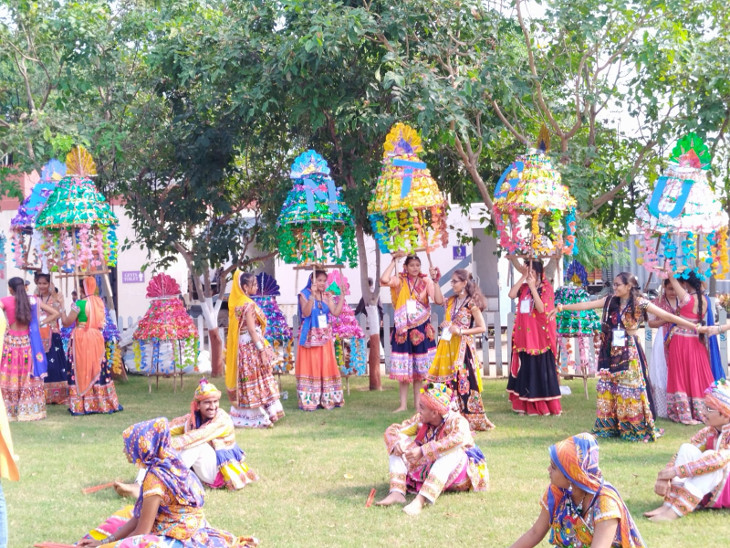 ગરબા સાથે વડાપ્રધાનનું સ્વાગત કરવામાં આવ્યું હતું.