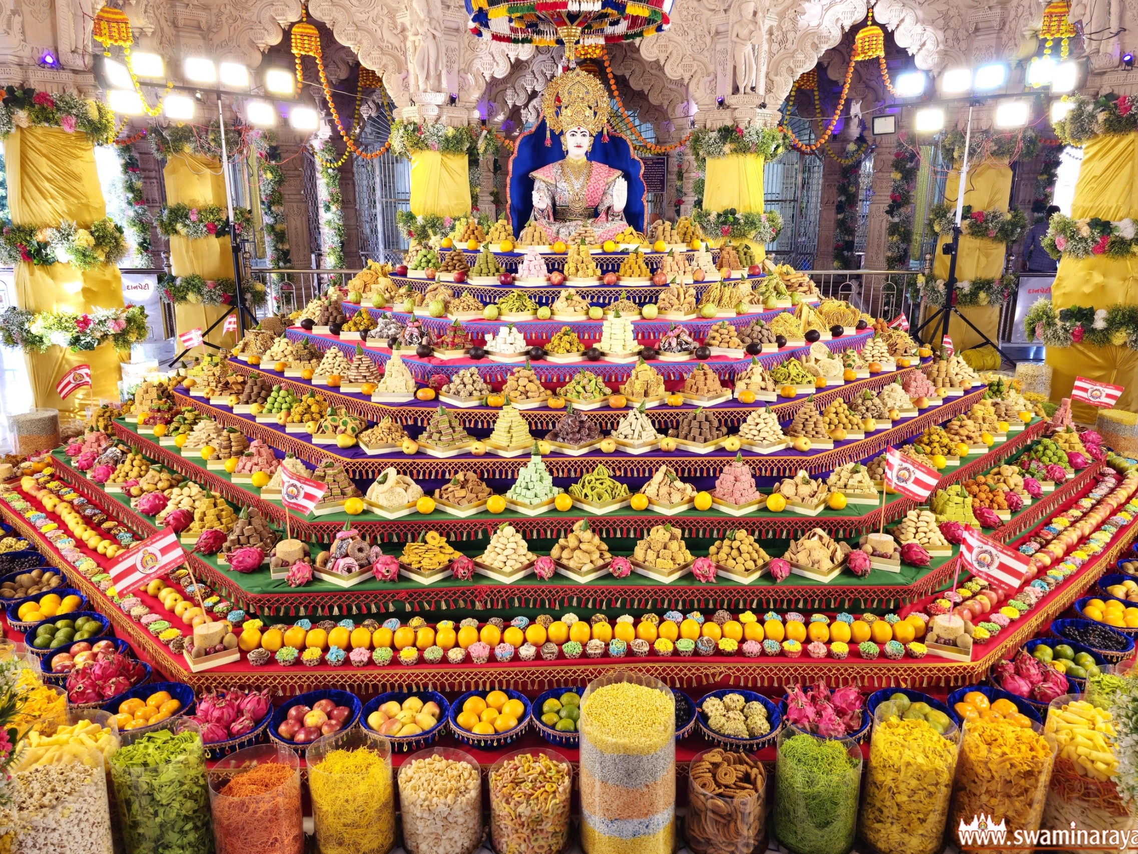 Annakoot darshan was held everywhere in Kutch, 50 thousand people ...