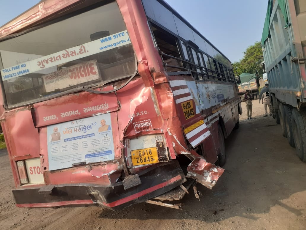 Accident between Navsari depot bus and coal dumper near Dham Road, Kosamba બંને વાહનોને થયુ