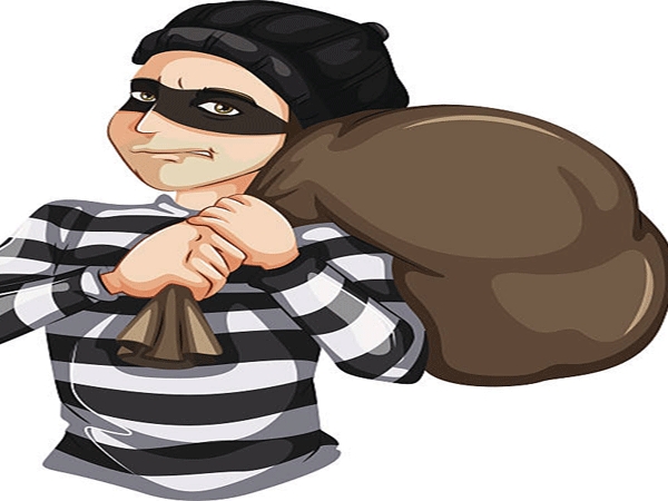 The closed house was targeted by traffickers | બંધ મકાનને તસ્કરોએ નિશાન બનાવ્યું: જામનગરના જગા ગામમાં પરિવાર લગ્ન પ્રસંગમાં ગયો હતો, ને પાછળથી તસ્કરો ત્રાટકયા ...