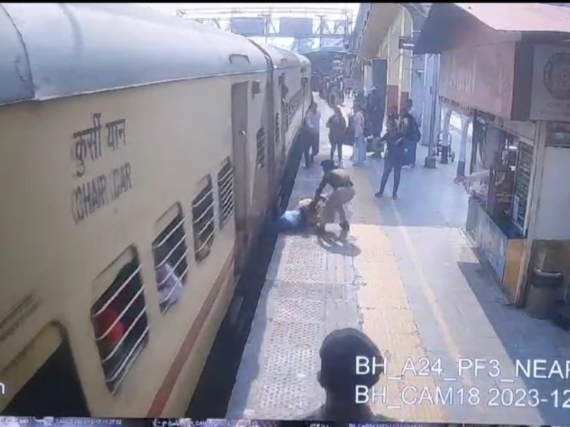 An RPF constable saved the life of a woman trapped between the train ...