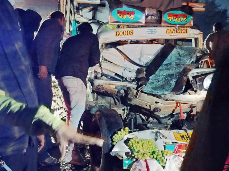 સ્થાનિક લોકોએ બોલેરો પીકઅપમાંથી ફસાયેલા ડ્રાઈવરને બહાર કાઢ્યો હતો.