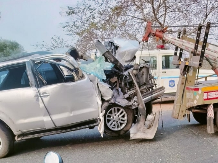 A car full of alcohol collided with a tree