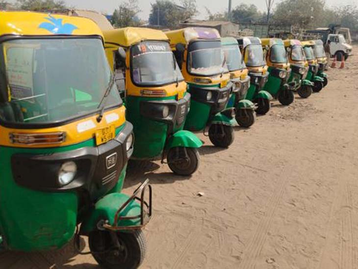Traffic police in Ahmedabad took action against rickshaw drivers and impounded 148 rickshaws in a single day