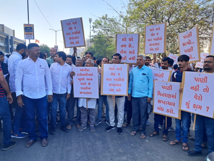 બનેરો સાથે લોકોનો વિરોધ