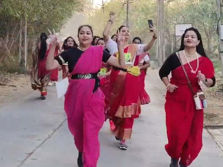 ડાન્સ કરતાં કરતાં મહિલાઓ દોડી
