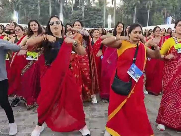 મહિલાઓ સાડીમાં સુંદર દેખાતી હોવાનું માન્યું