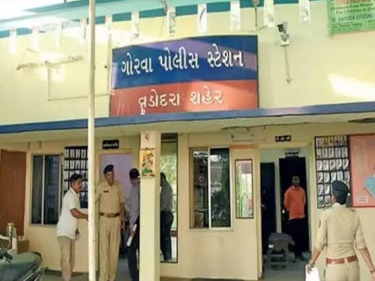 Woman head constable in car with boyfriend in Vadodara abuses policeman ...