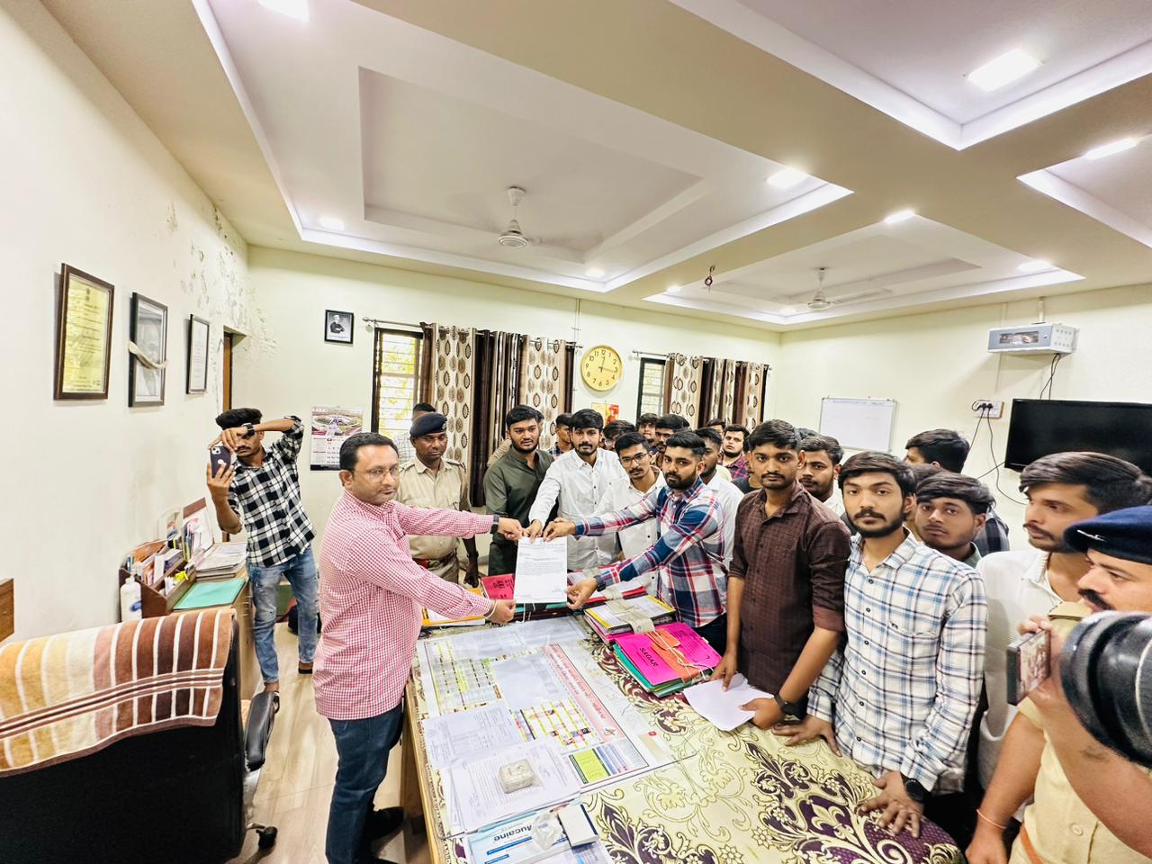 જિલ્લા શિક્ષણ અધિકારી ઓફિસમાં રજૂઆત કરાઈ.