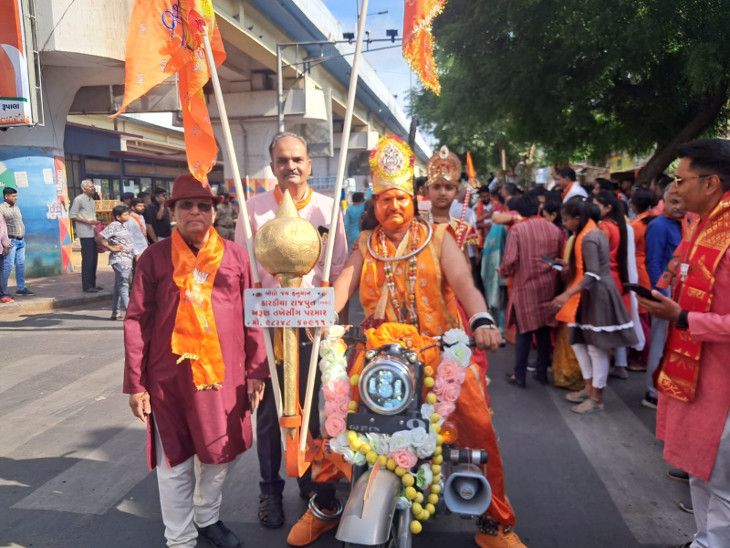 રાજકોટમાં શોભાયાત્રામાં યુવાન હનુમાનજીના વેશમાં