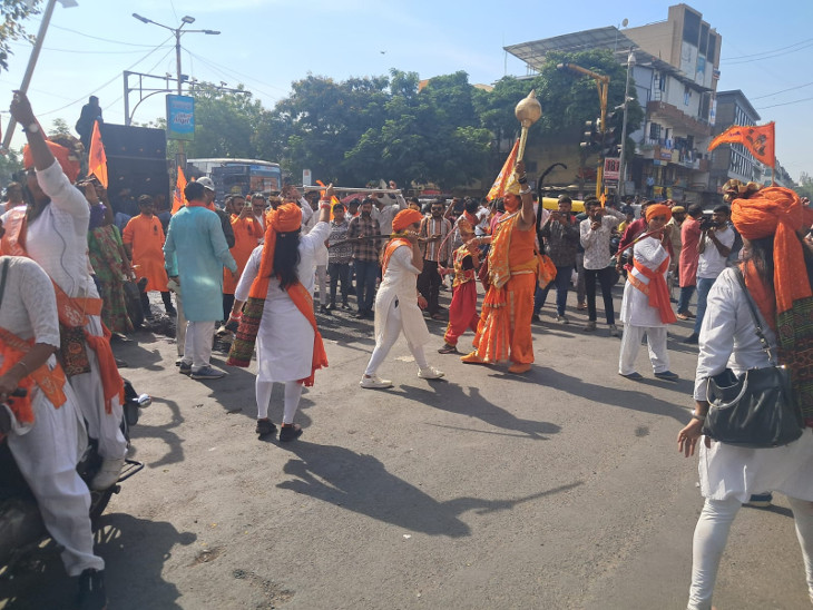 મહિલાઓ તલવાર સાથે ગરબા રમી