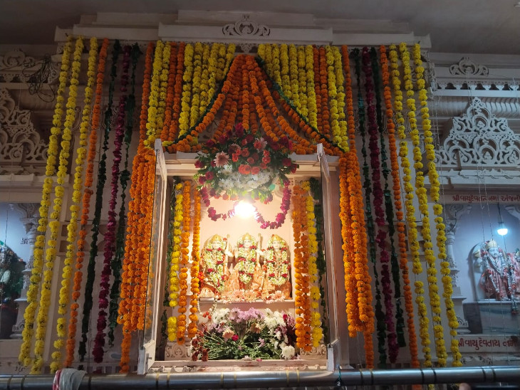 અમદાવાદના કેમ્પ હનુમાન મંદિરમાં ભગવાનને ફૂલોનો શણગાર કરાયો