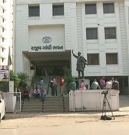 Congress remained in alert mode during polling, Continuation of complaints  in legal department all day, Congress hopes to win 8 to 10 seats | મતદાન  દરમિયાન કોંગ્રેસ એલર્ટ મોડમાં રહી: લીગલ વિભાગમાં