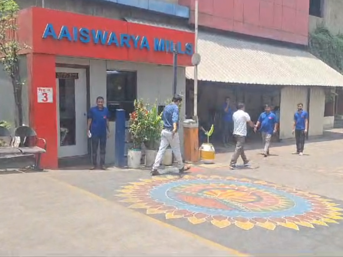 Income tax raids on 12 premises of 3 businessmen including Aishwarya Dyeing Mill of Kadodara in Surat district | મતદાન પૂર્ણ, ઈન્કમટેક્સ સક્રિય: સુરતમાં ટેક્સટાઇલના મોટા ગ્રૂપ ઐશ્વર્યા ...