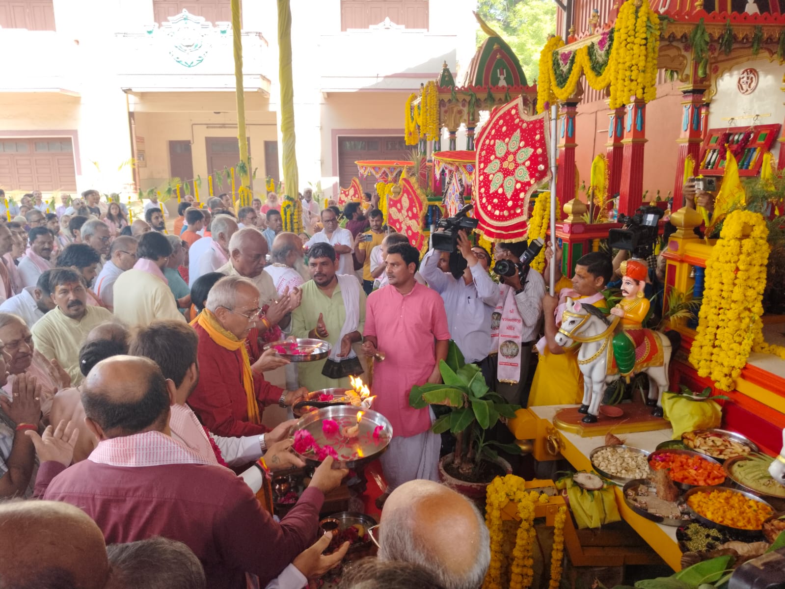 ભગવાન જગન્નાથ, બહેન સુભદ્રા અને ભાઈ બલરામના રથનું પૂજન.