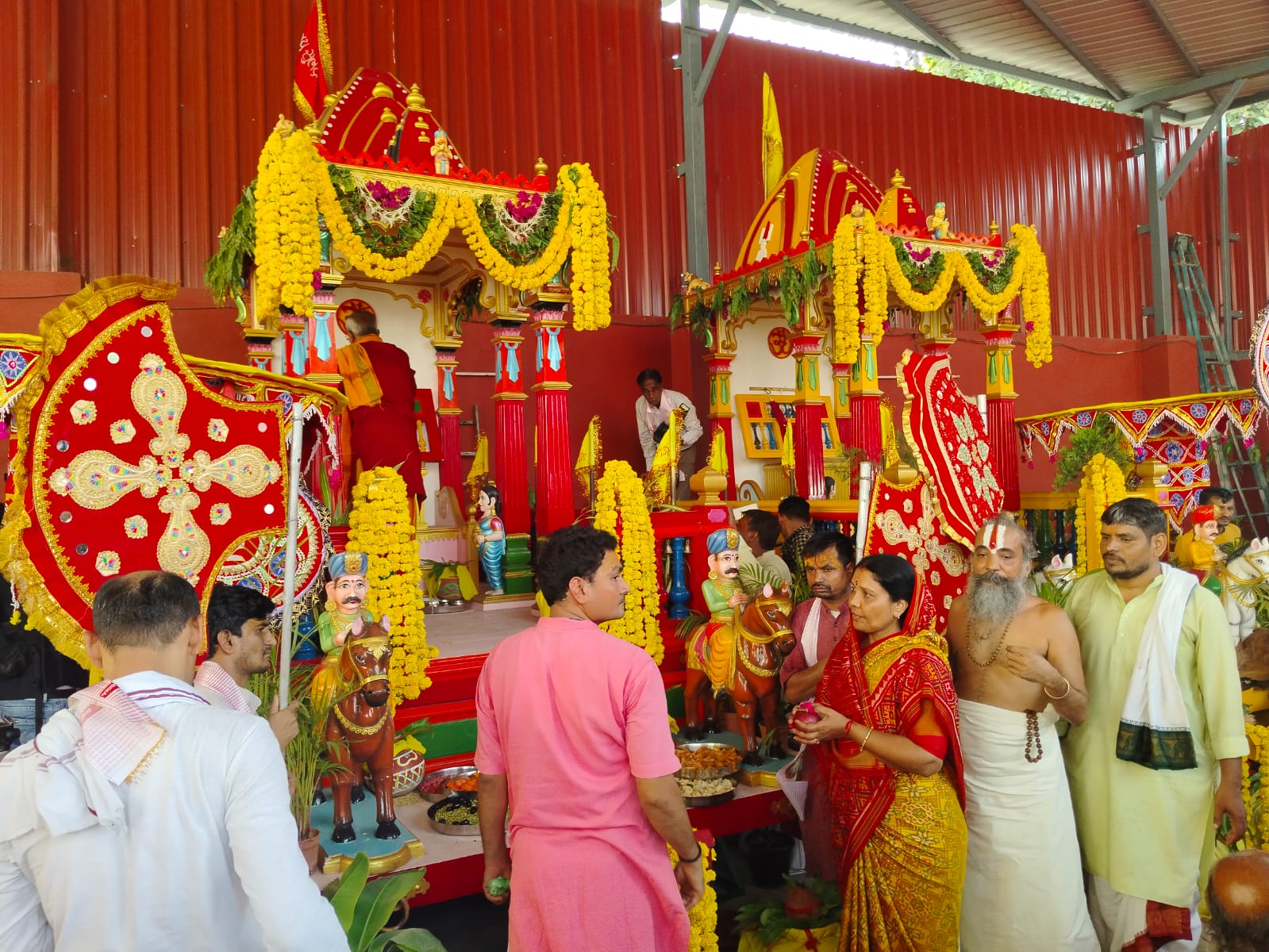 પૂજામાં યજમાનો હાજર રહ્યાં.