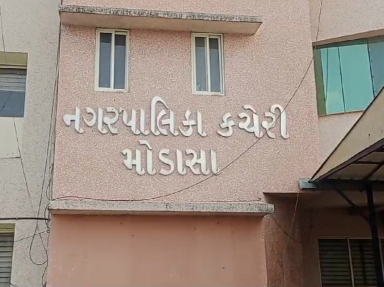 Modasa Municipality Health Department conducted checks on juice centers in the city; A fine of 4800 rupees was collected by destroying inedible items