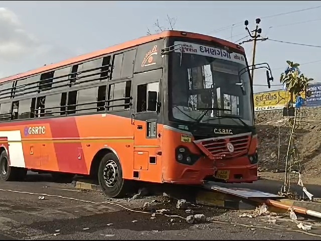 Selvas-Sawarkundla ST bus goes over divider, driver loses control of ...
