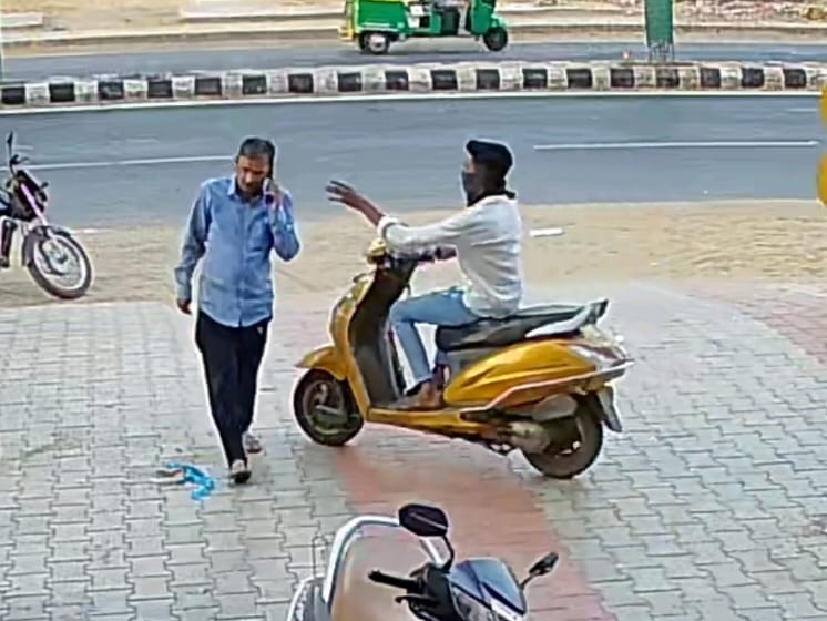 The driver of the Activa snatched the mobile from the hand of the young man while he was walking on Seva Sadan Road in front of the market in front of Dharoi
