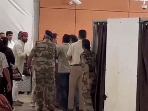 એરપોર્ટ સિક્યોરિટી ચેક દરમિયાન કંગનાની તસવીર.