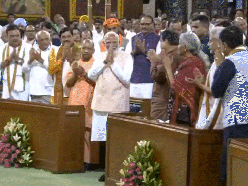 BJP NDA Meeting LIVE Updates: PM Modi, Nitish Kumar, Chandrababu Naidu,  JDU, TDP | NDA સંસદીય દળની મીટિંગ શરૂ: PM મોદી પહોંચ્યા, સંવિધાનને નમન  કર્યા; સાંસદોએ મોદી-મોદીના નારા ...