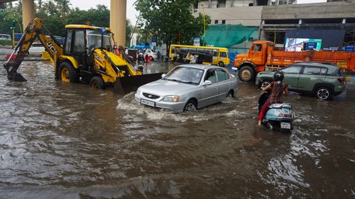 થાણેમાં વરસાદ પછી પાણી ભરાઈ જવાથી ઝઝૂમી રહેલા રાહદારીઓ, ચોમાસું અહીં 4 દિવસ પહેલા પહોંચી ગયું છે.