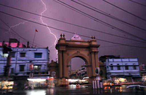 બર્દવાનમાં વરસાદ દરમિયાન વીજળી પડવાનો નજારો કેમેરામાં કેદ થયો હતો.