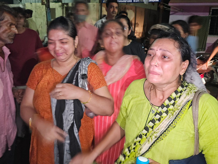 બ્લોક નં.3 અને 5માં રહેતી મહિલાઓ ચોધાર આંસુએ રડી પડી હતી.