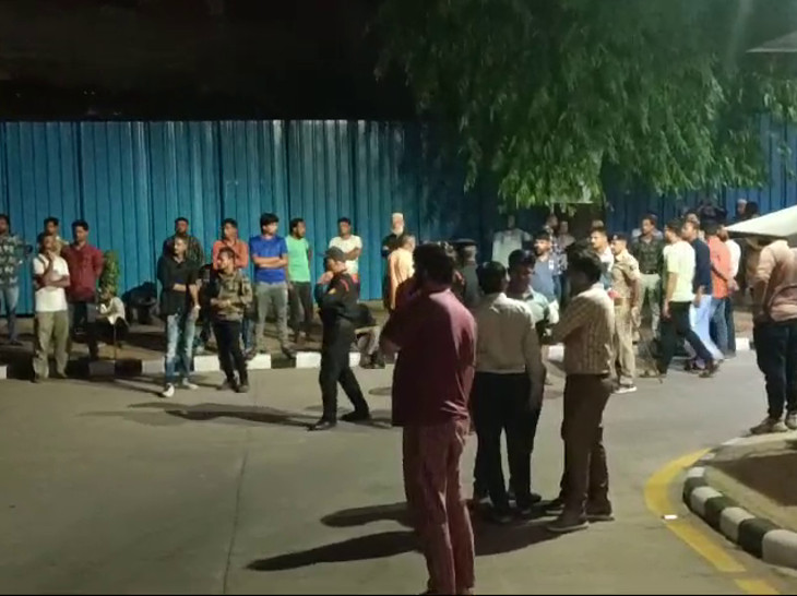 Killed in public once again | ફરી એક વખત જાહેરમાં હત્યા: વેજલપુરમાં યુવકને જૂની અદાવતમાં રહેંસી નાખ્યો, ફતેહવાડીમાં લોકો તલવારો સાથે રસ્તા પર ફરતા જોવા ...