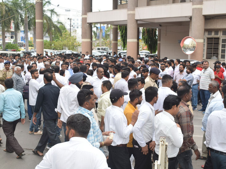 મનપાએ 650 સ્થળએ સીલ લગાવ્યા છે, વેપારીઓ અનેક વખત રજૂઆત કરી ચૂક્યા છે, પણ સીલ ખોલાતા નથી.