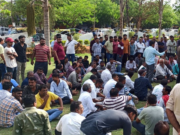 સ્કૂલવાન સંચાલકોએ પણ આરટીઓમાં રજૂઆત કરી હતી કે થોડી તો રહેમ રાખો, અમારી રોજીરોટીનું શું ?