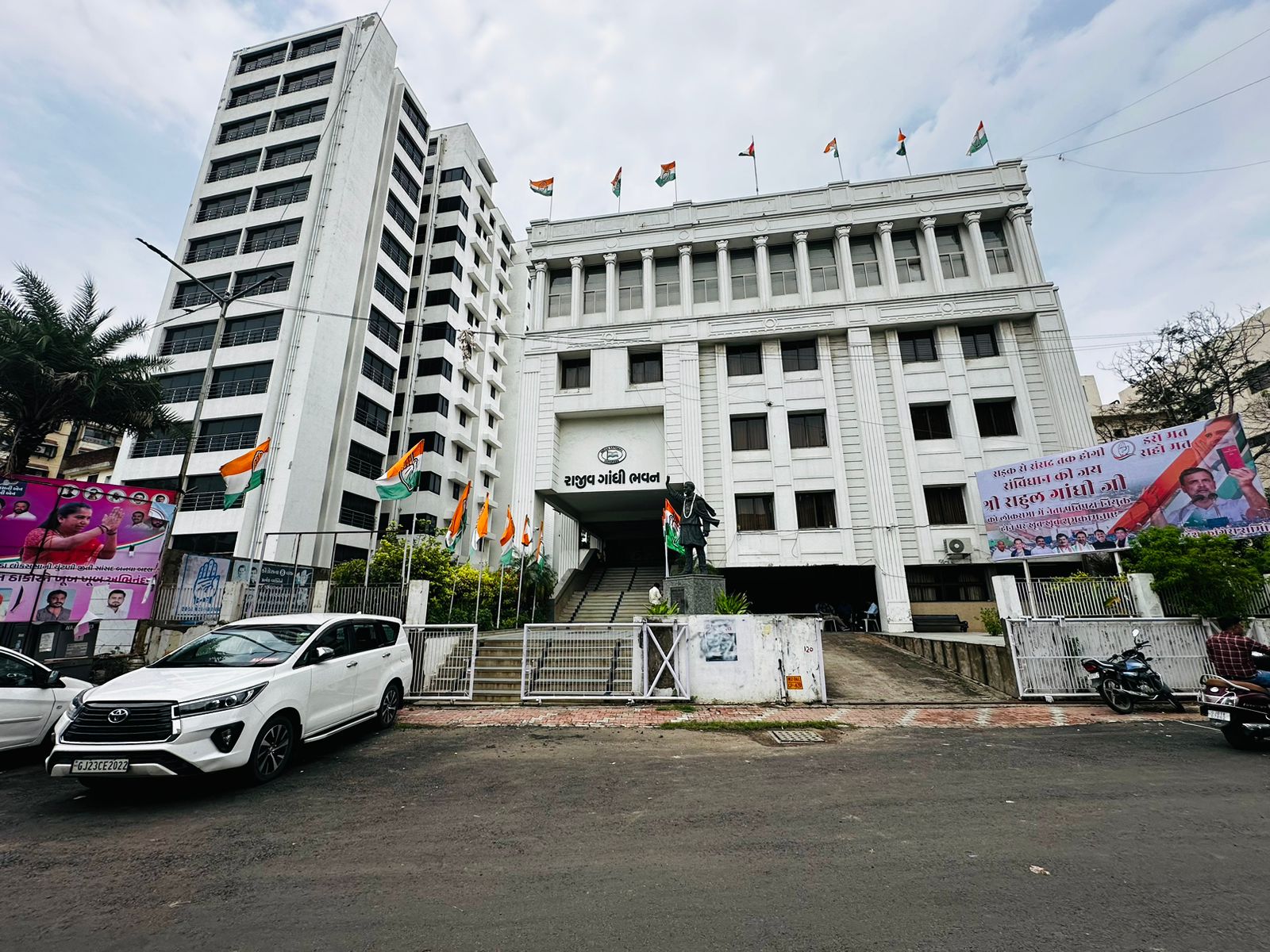 Gujarat Congress leaders held a meeting after the stone pelting incident | પથ્થરમારાની ઘટનામાં કોંગ્રેસ કાર્યકરોની ધરપકડ: મેટ્રો કોર્ટે 5 કાર્યકર્તાના ત્રણ દિવસના રિમાન્ડ ...