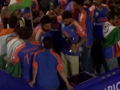 Rohit Sharma Virat Kohli; T20 World Cup Winning Team Parade Updates Mumbai  BCCI | PM Modi | રોહિત બોલ્યો- આ ટ્રોફી દરેક ભારતીયો માટે: કોહલીએ કહ્યું-  બુમરાહ આઠમી અજાયબી; BCCIએ ટીમ ...
