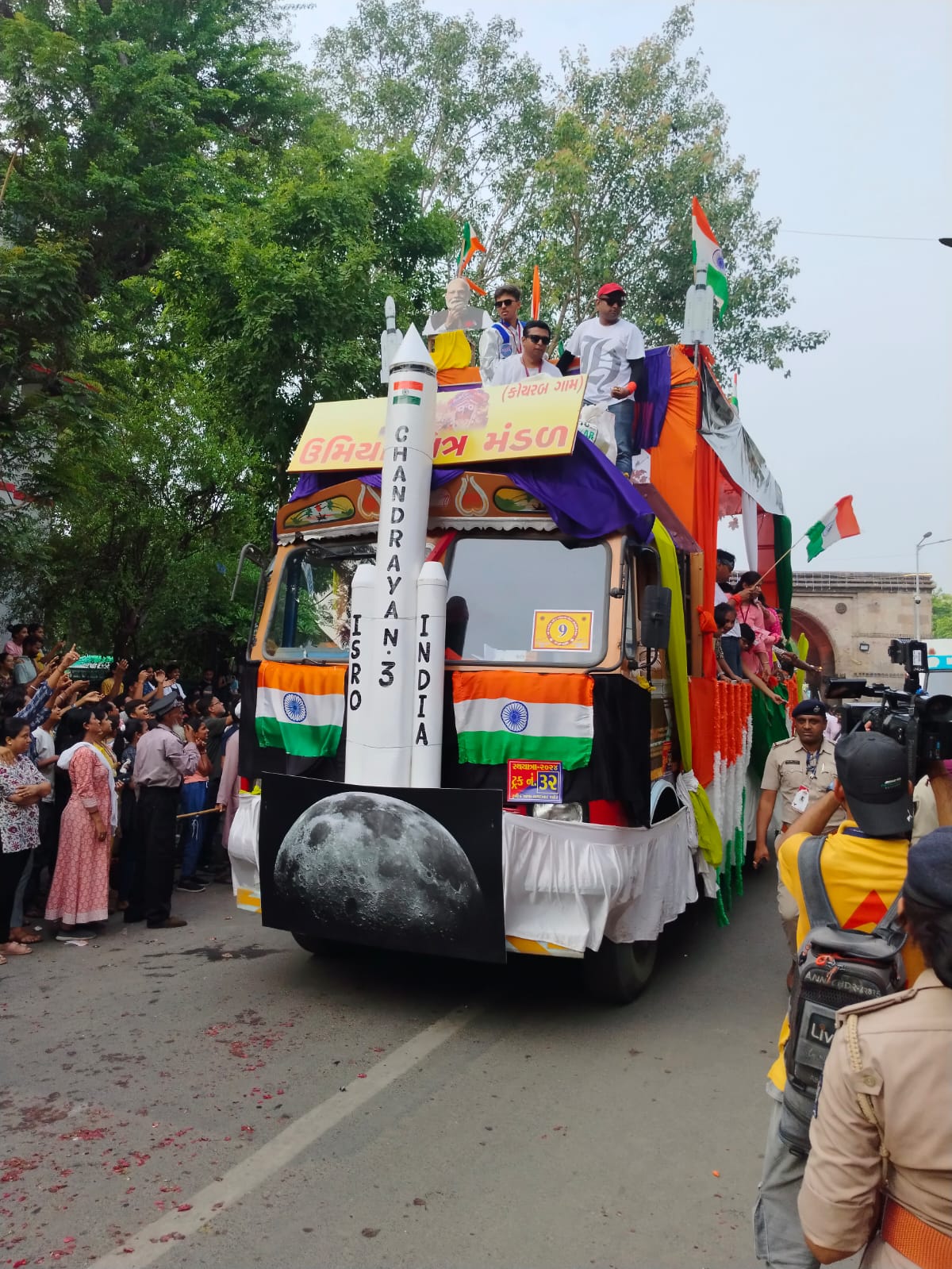 ચંદ્રયાન અને ટી-20 થીમ ટેબ્લોએ આકર્ષણ જમાવ્યું