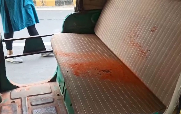 65 lakh robbery from an employee of Angadia firm in Ahmedabad | અમદાવાદમાં આંગડિયાના કર્મીઓને ફિલ્મી સ્ટાઇલમાં લૂંટ્યા: રિક્ષામાં જઈ રહેલા આંગડિયાના બે કર્મીને એરગન ...