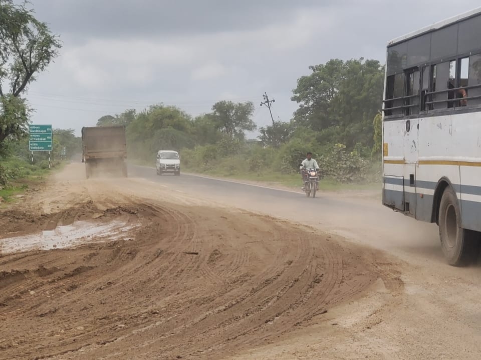 There were layers of mud on the road | રસ્તા પર માટીના થર જામ્યાં: ગોલા  ગામડી ખાણ ખનીજની ચેકપોસ્ટ પાસે ખાણ ખનિજ વિભાગની બેદરકારીએ માટીના થર જામતા  અકસ્માતનો ...
