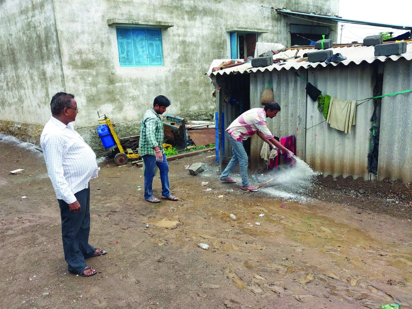 Spraying of medicine in areas affected by Chandipura disease | આરોગ્ય તંત્ર ઉંઘામાથે: ચાંદીપુરા રોગથી અસરગ્રસ્ત વિસ્તારોમાં દવાનો છંટકાવ - Jamnagar News | Divya Bhaskar