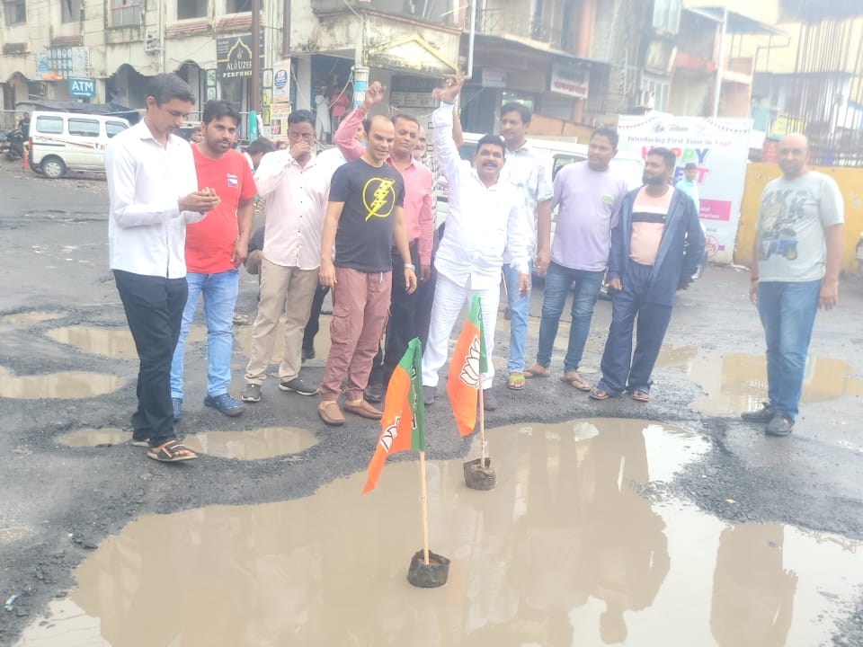 A new protest of Congress with potholes in the road | રસ્તામાં ખાડા પડતા કોંગ્રેસનો નવતર વિરોધ: વાપી શહેરમાં વરસાદના કારણે રસ્તાઓ મગરની પીઠ સમાન બન્યા, કોંગ્રેસે ...