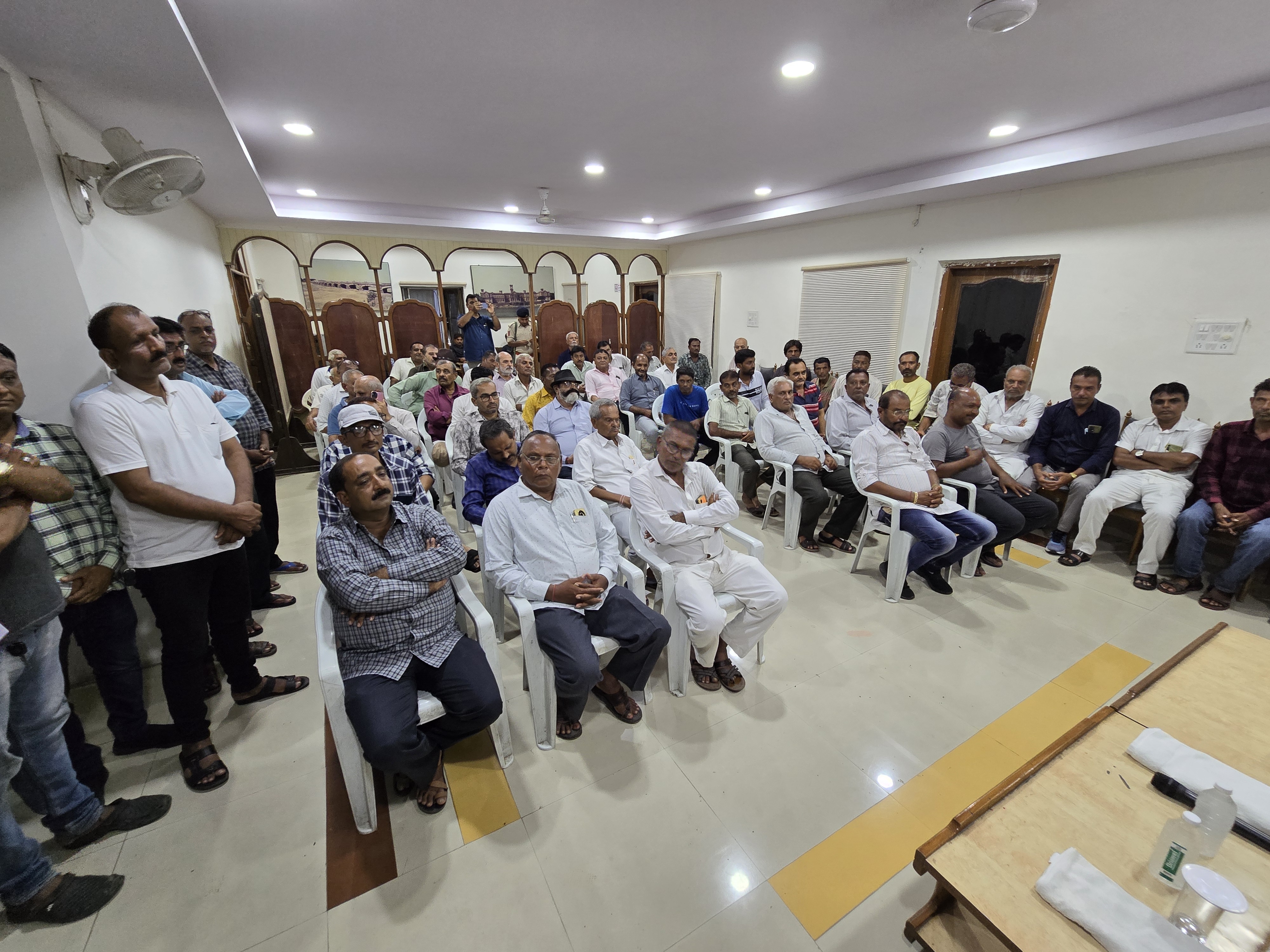 ગોંડલ સર્કિટ હાઉસ ખાતે શહેર અને તાલુકા કોંગ્રેસ સમિતિના આગેવાનો હાજર રહ્યા.