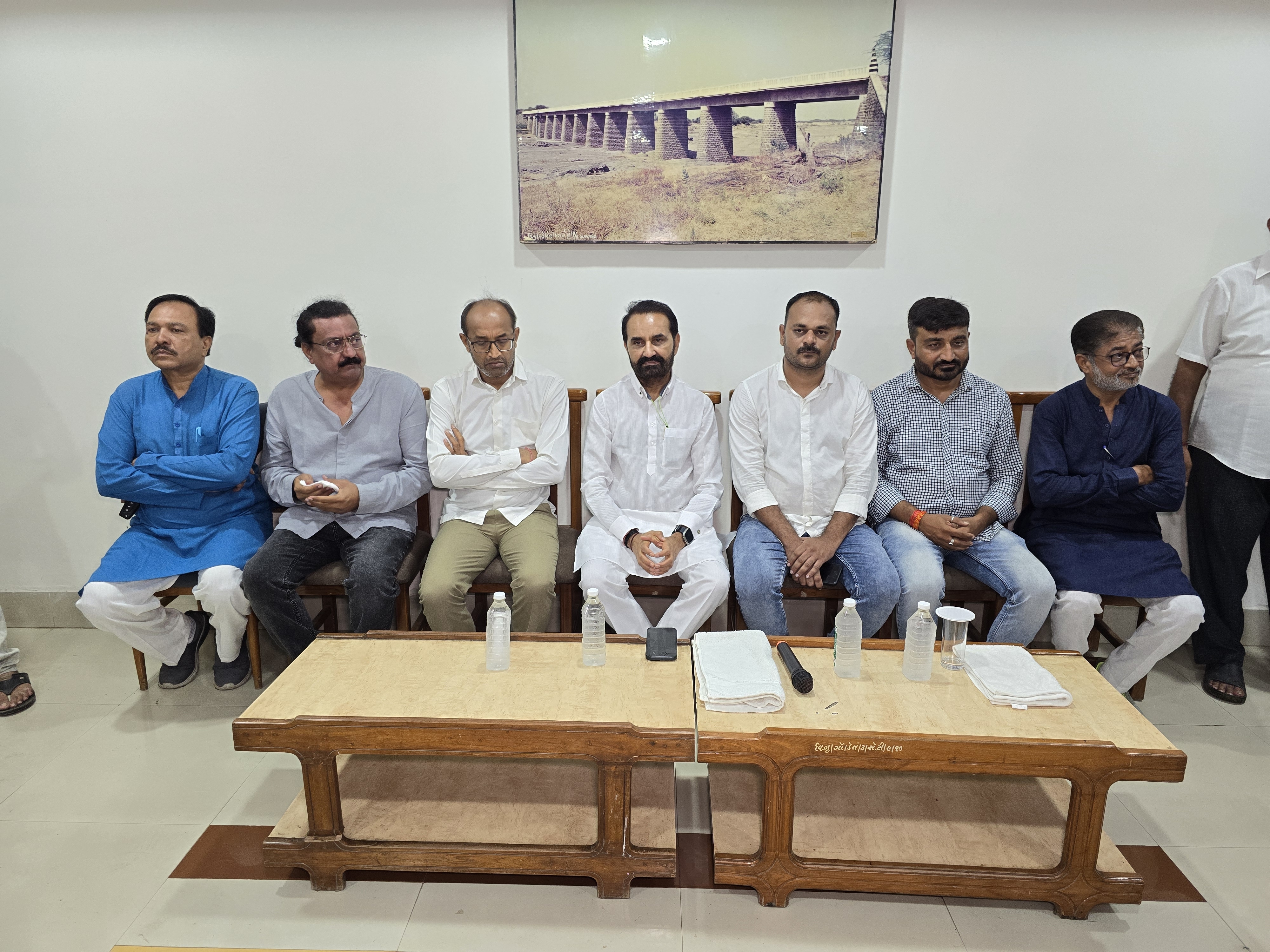 શક્તિસિંહ ગોહિલ, પ્રમુખ લલિત વસોયા, ઈન્દ્રનીલ રાજ્યગુરુ, યતિષ દેસાઈ સહિતના કોંગ્રેસ નેતા બેઠકમાં હાજર રહ્યા.