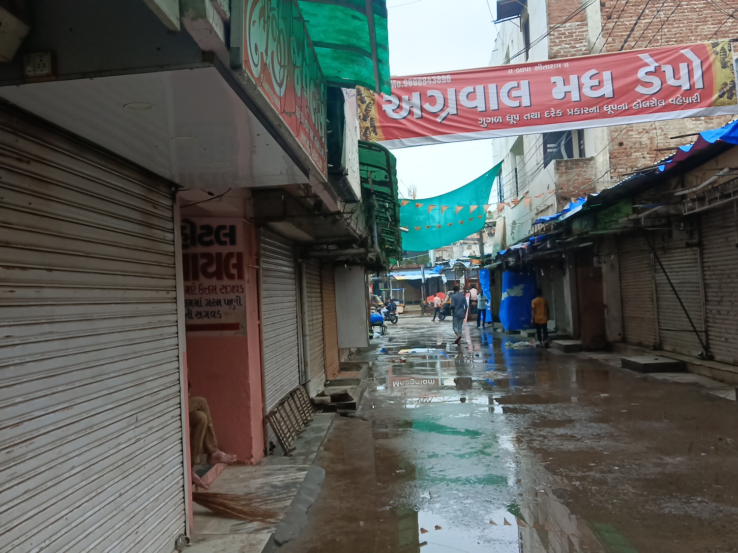 Finally, Ambaji remained closed | આખરે અંબાજી સજ્જડ બંધ: ગઈકાલે સાંજે  સમાધાન બાદ રાત્રે વેપારીઓએ બંધનું એલાન કર્યું, 200 ટેક્સી ચાલકોની પણ હડતાળ,  સુરક્ષાની ...