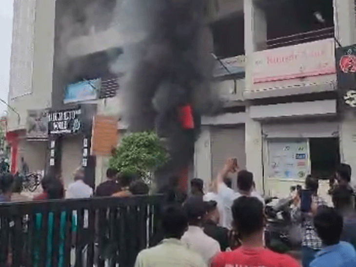 A fire broke out in an EV showroom in Ahmedabad and the glass broke due to  the explosion of batteries, spreading fear among people | ધડાકા થતાં  આસપાસની દુકાનો ખાલી કરાવી: અમદાવાદમાં