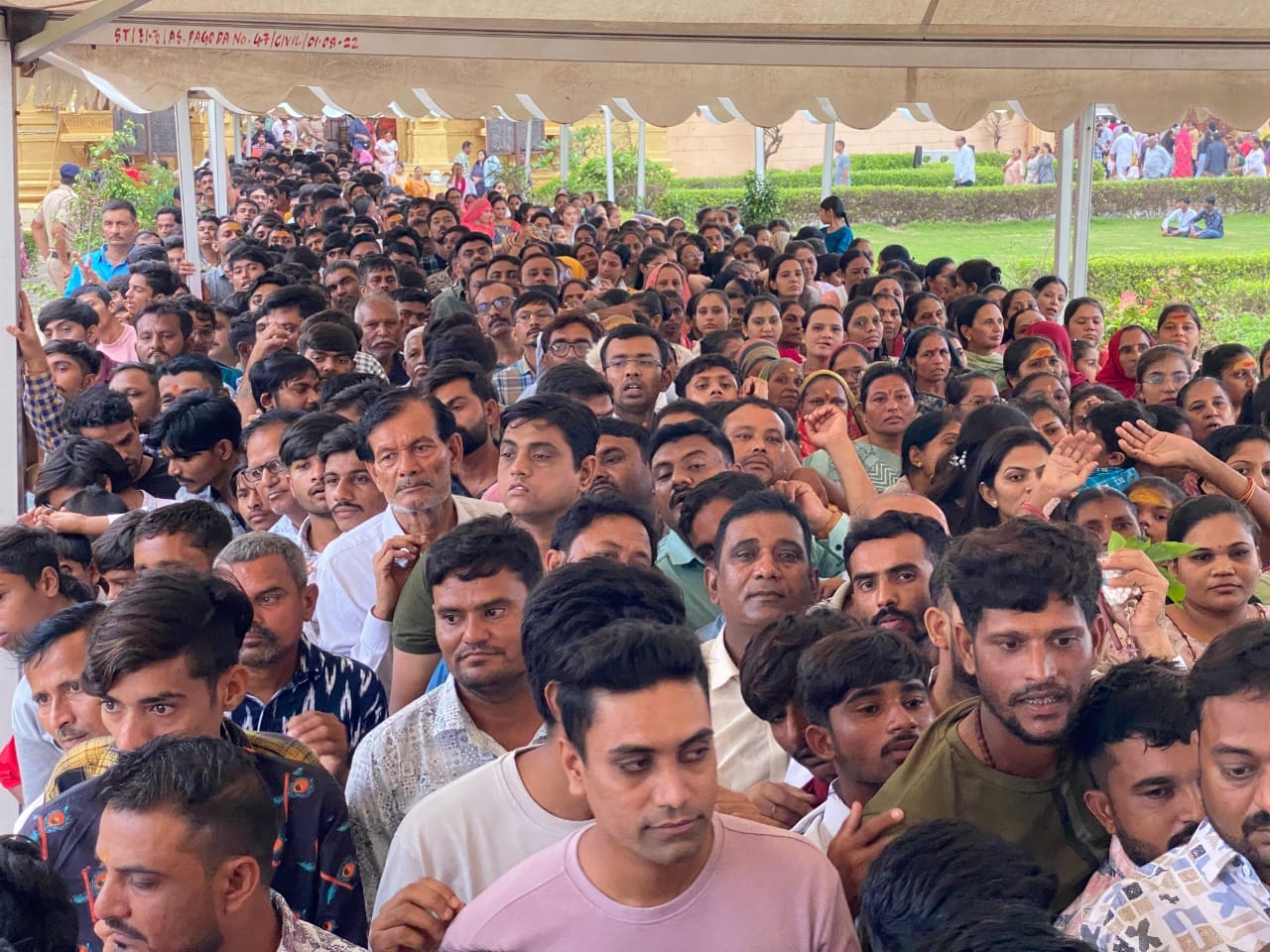 શ્રાવણ માસના પ્રથમ દિવસે સોમનાથ મંદિરમાં ભક્તોનું ઘોડાપૂર ઉમટ્યું.