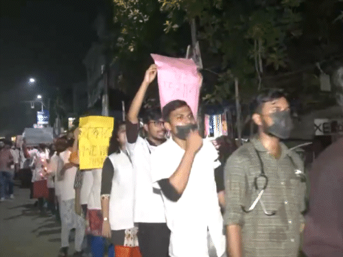 Trainee doctor raped and murdered in Kolkata | કોલકાતામાં ટ્રેઇની ડૉક્ટર સાથે રેપ અને પછી હત્યા: પ્રાઇવેટ પાર્ટમાં લોહી, આંખો-મોં પર ઈજાના નિશાન; આરોપીને 14 ...