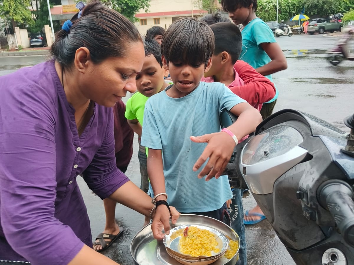 'Ram Roti' food was distributed in Ahmedabad city by HELPS Foundation ...