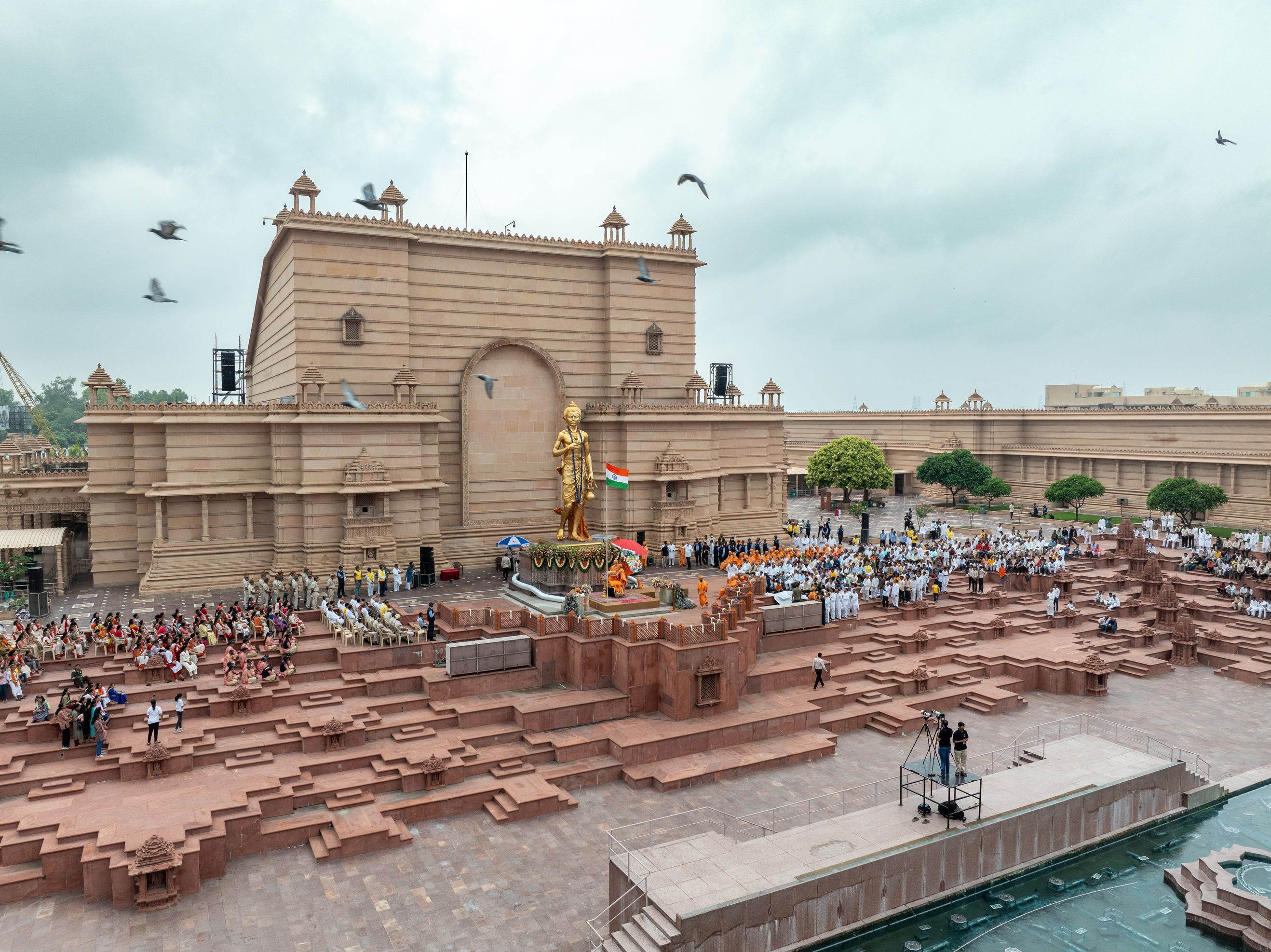 Statue Hoisting Flag hoisting ceremony in presence of Mahantaswami Maharaj at New Delhi ...