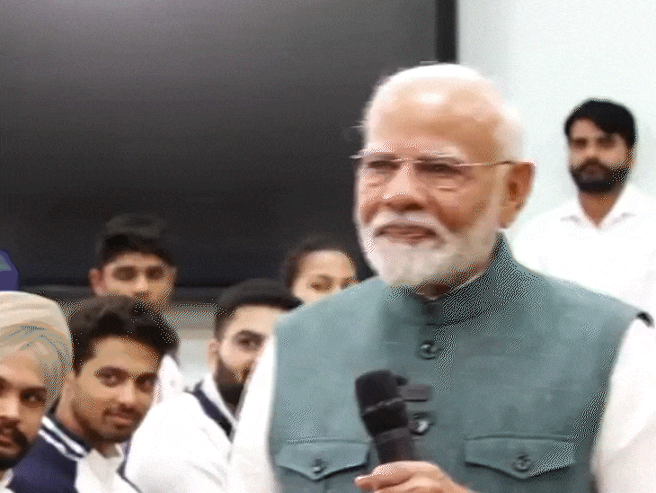 પીઆર શ્રીજેશે કહેલી વાત પર ત્યાં હાજર ખેલાડીઓ સહિત PM મોદી પણ હસવા લાગ્યા.