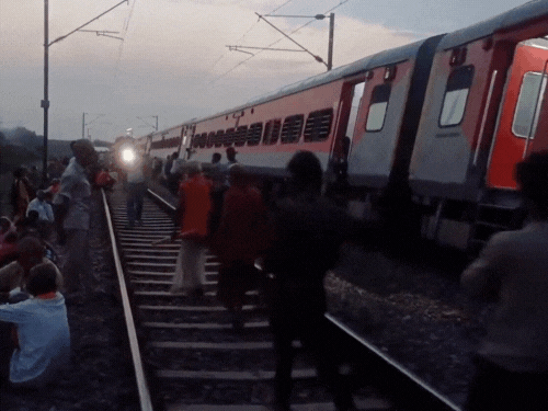 22 coaches of Sabarmati Express derailed in Kanpur | કાનપુરમાં સાબરમતી  એક્સપ્રેસના 22 ડબ્બા પાટા પરથી ખડી પડ્યા: વારાણસીથી અમદાવાદ જઈ રહી હતી;  બચાવ કામગીરી ચાલુ ...